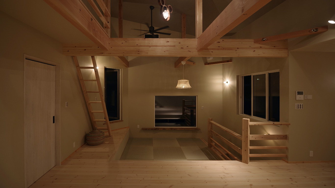 畳のスキップフロア自然と調和する住まい