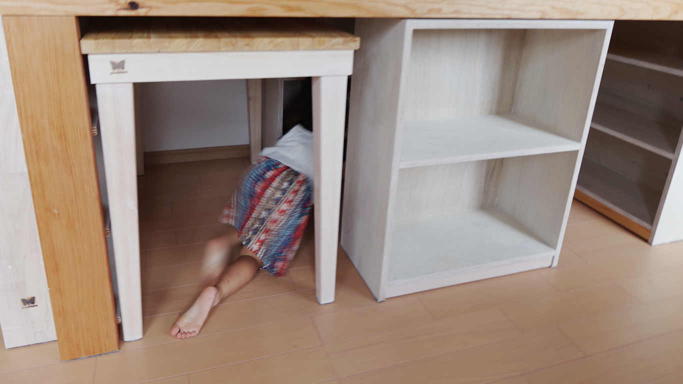 ベッドの下の隠れるスペース